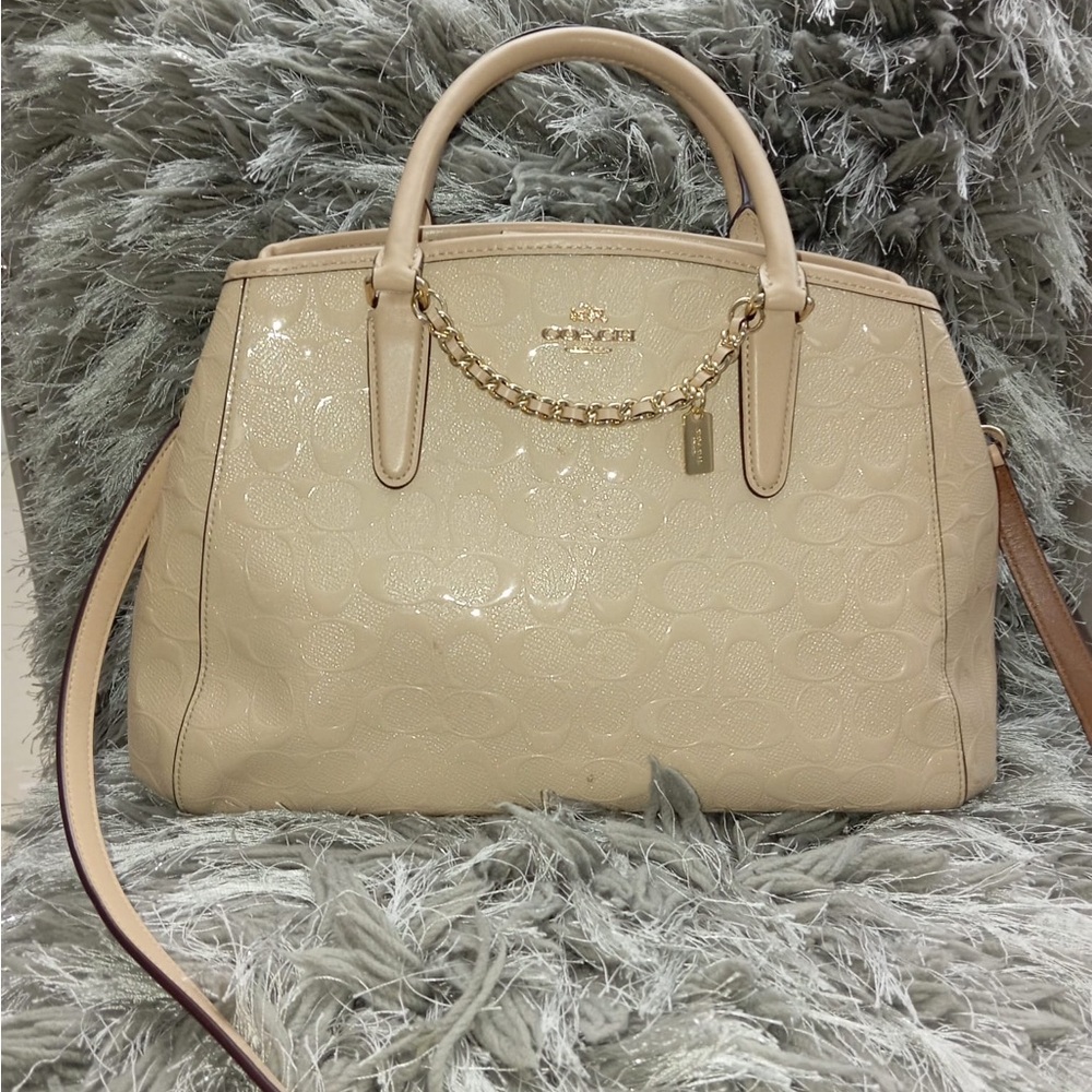 Coach medium sized tote leather purse. Very clean , fashionable ands sleek.